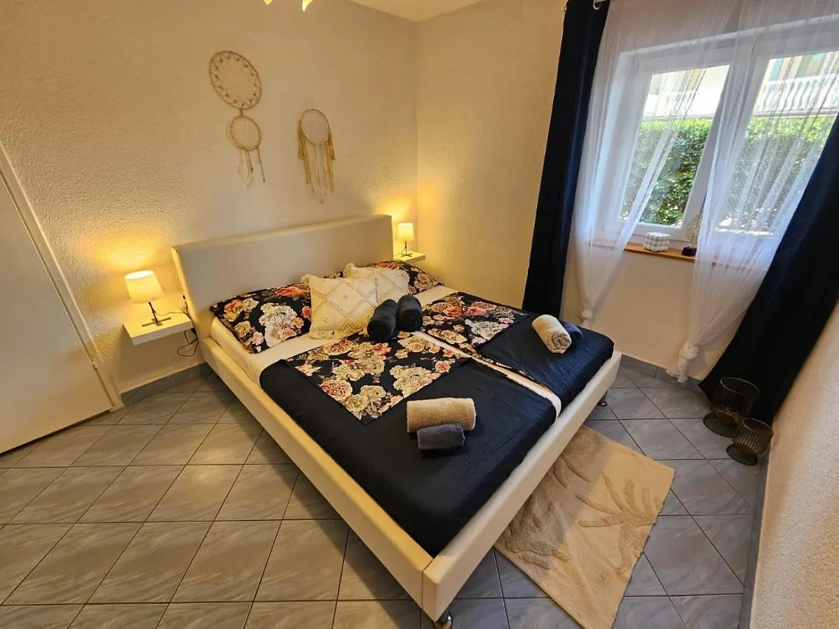 Apartment Melani Vir 0*,