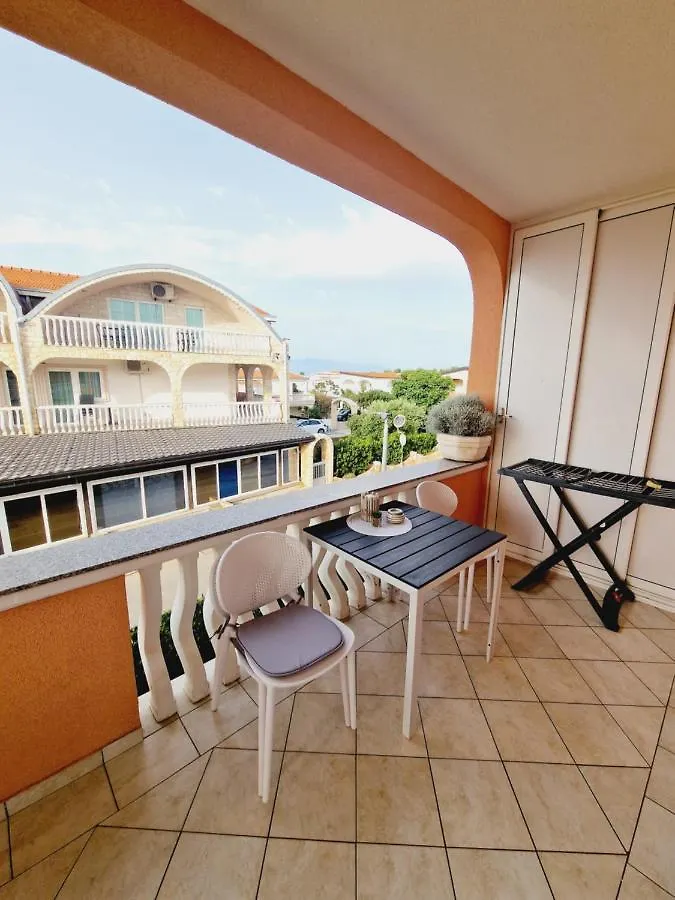 Apartment Melani 0*, Vir